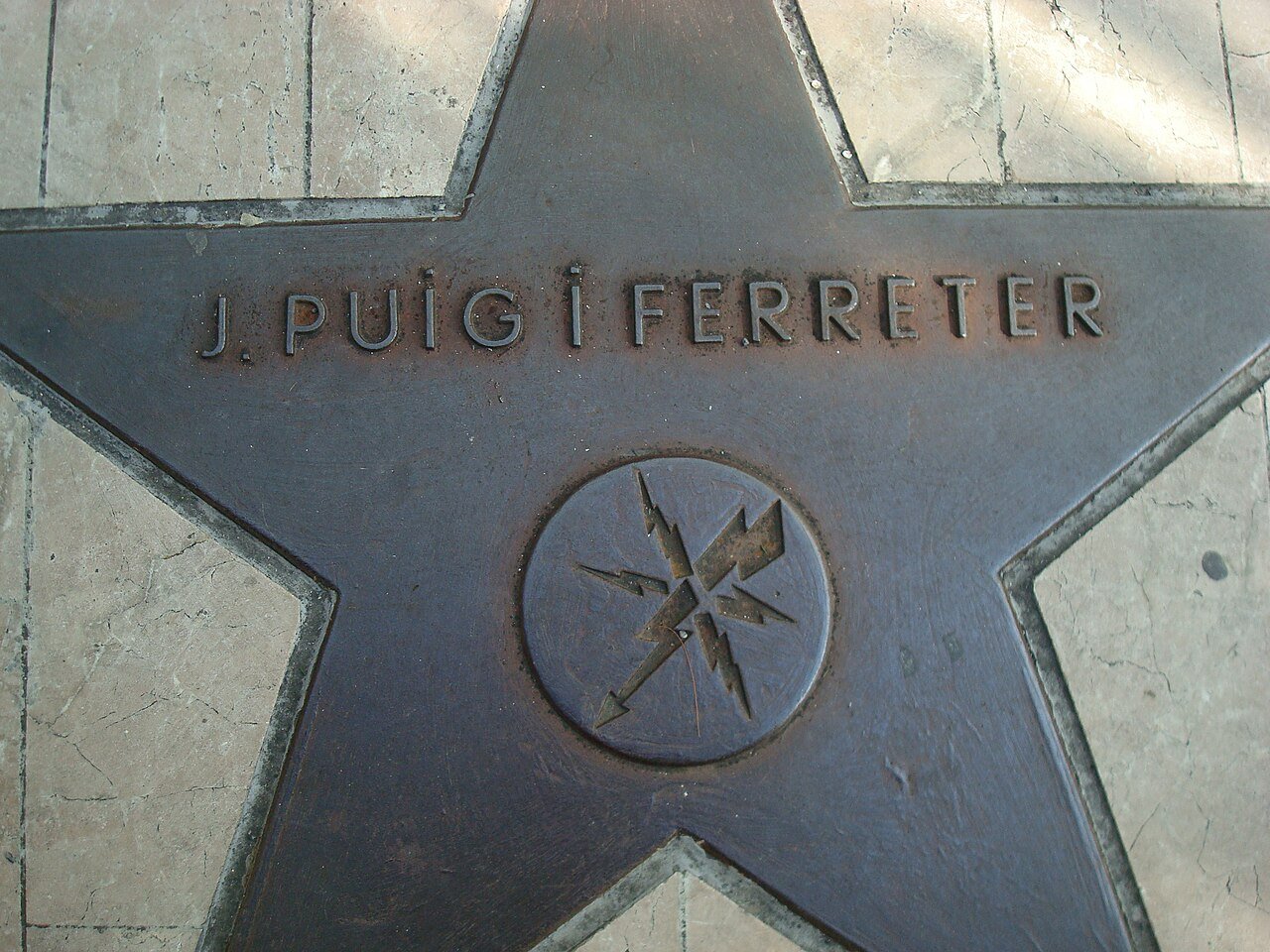 Estrella commemorativa amb el nom de J. Puig i Ferreter, al paviment de la plaça del Teatre de Reus